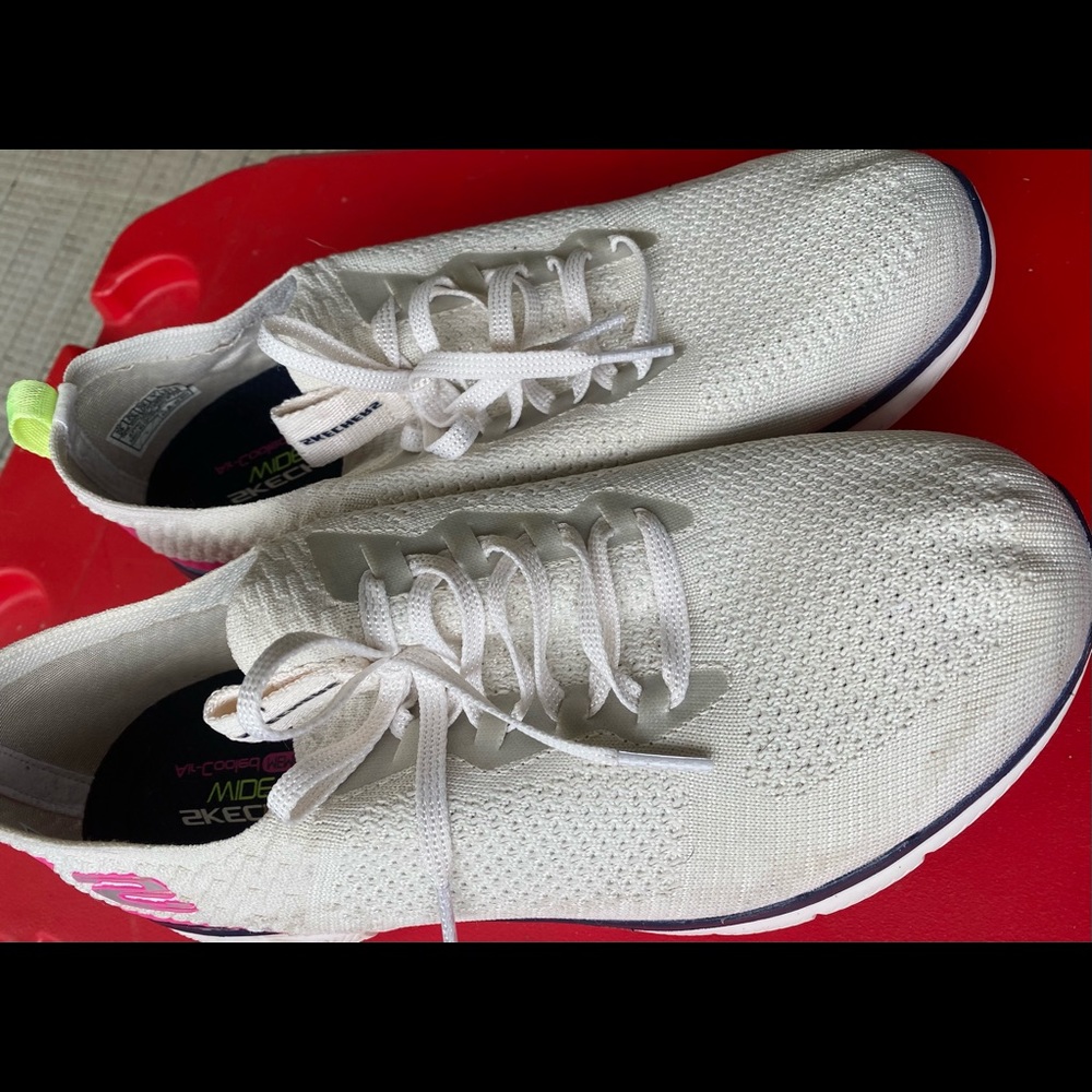 Women’s Skechers, size 10